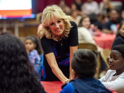 第一夫人访问密尔沃基，会见议员家属和工会